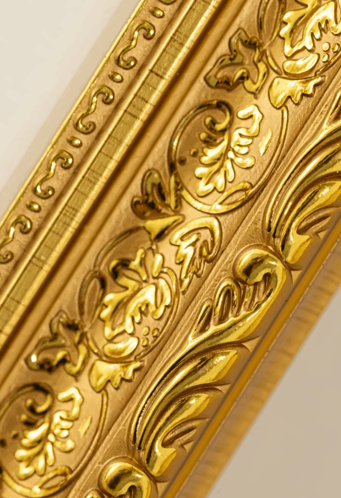 Détail d’un cadre doré sculpté à la feuille d’or